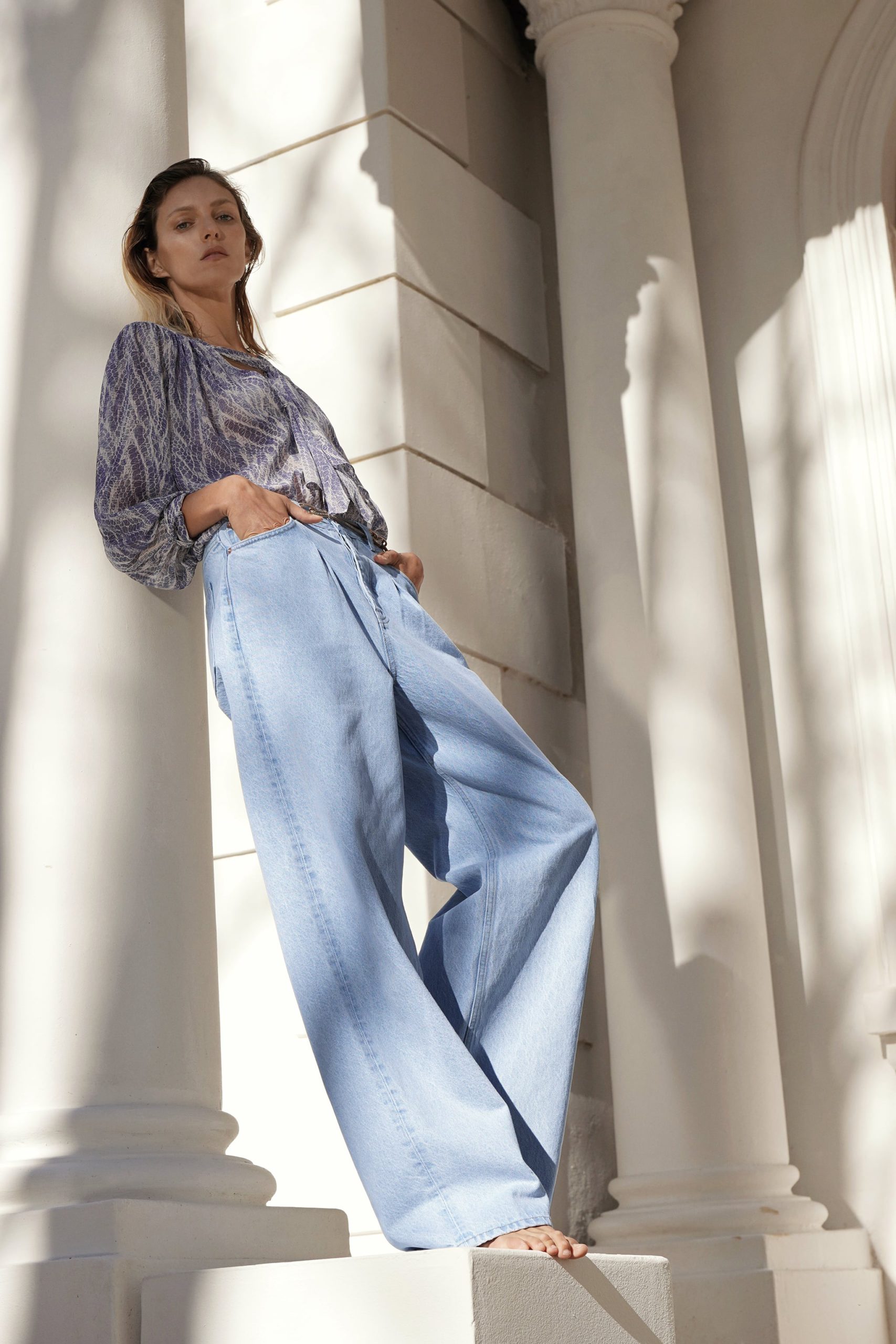 Contemporary Wide-Leg High-Waist Denim Jeans with Relaxed Fit - Image 2