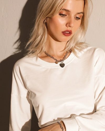 Contemporary Oversized Cream Sweatshirt with Heart Chain Necklace Set