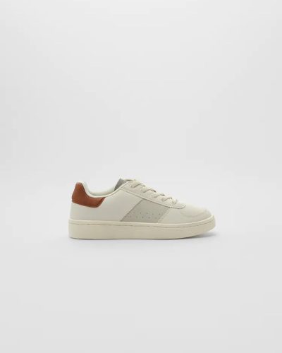 Contemporary Minimalist Leather Sneakers with Color-Block Design